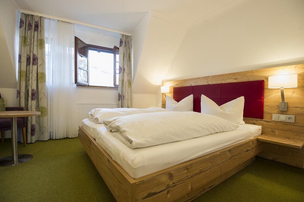 Gasthaus Zum Hirschen Staufen im Breisgau Rum bild